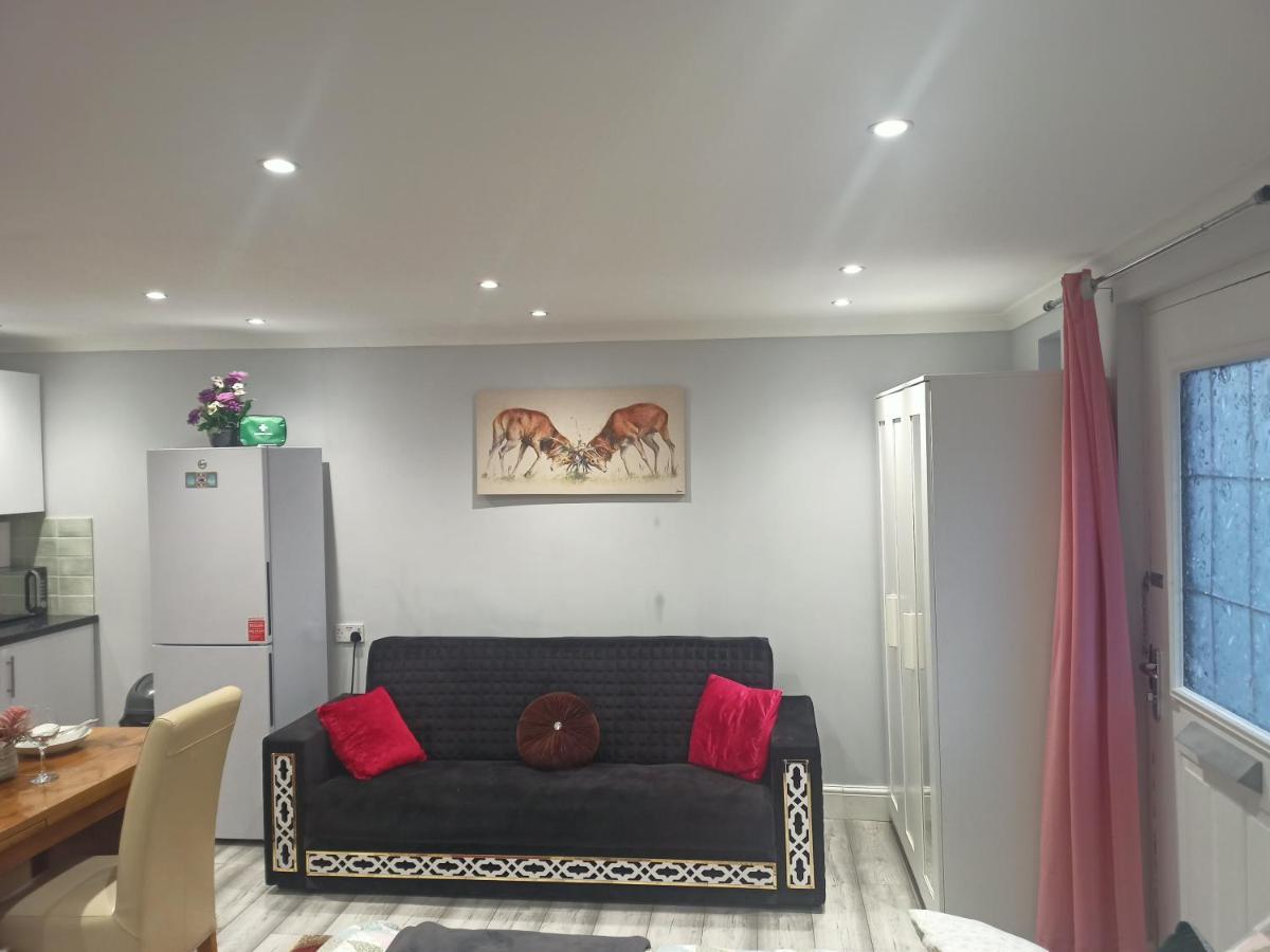 Homey Studio In Newport Perfect For Couples & Travelers Exterior foto